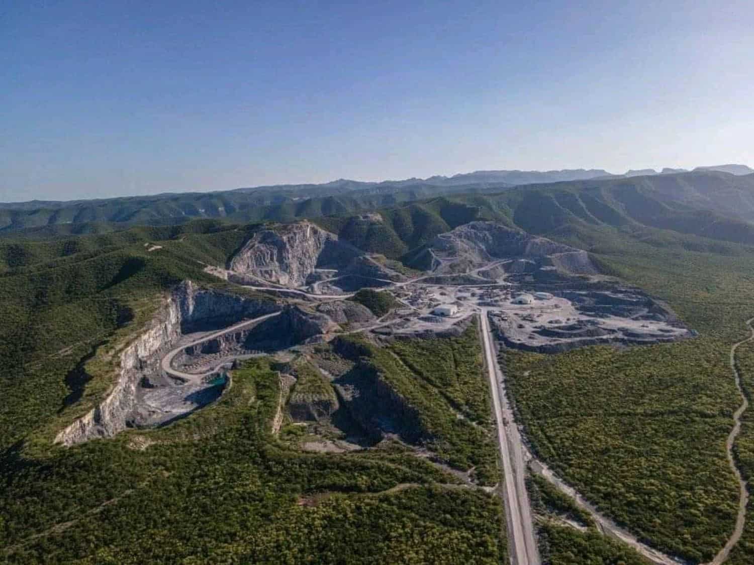 Simulan proteger la sierra de Picachos y favorecen a pedrera