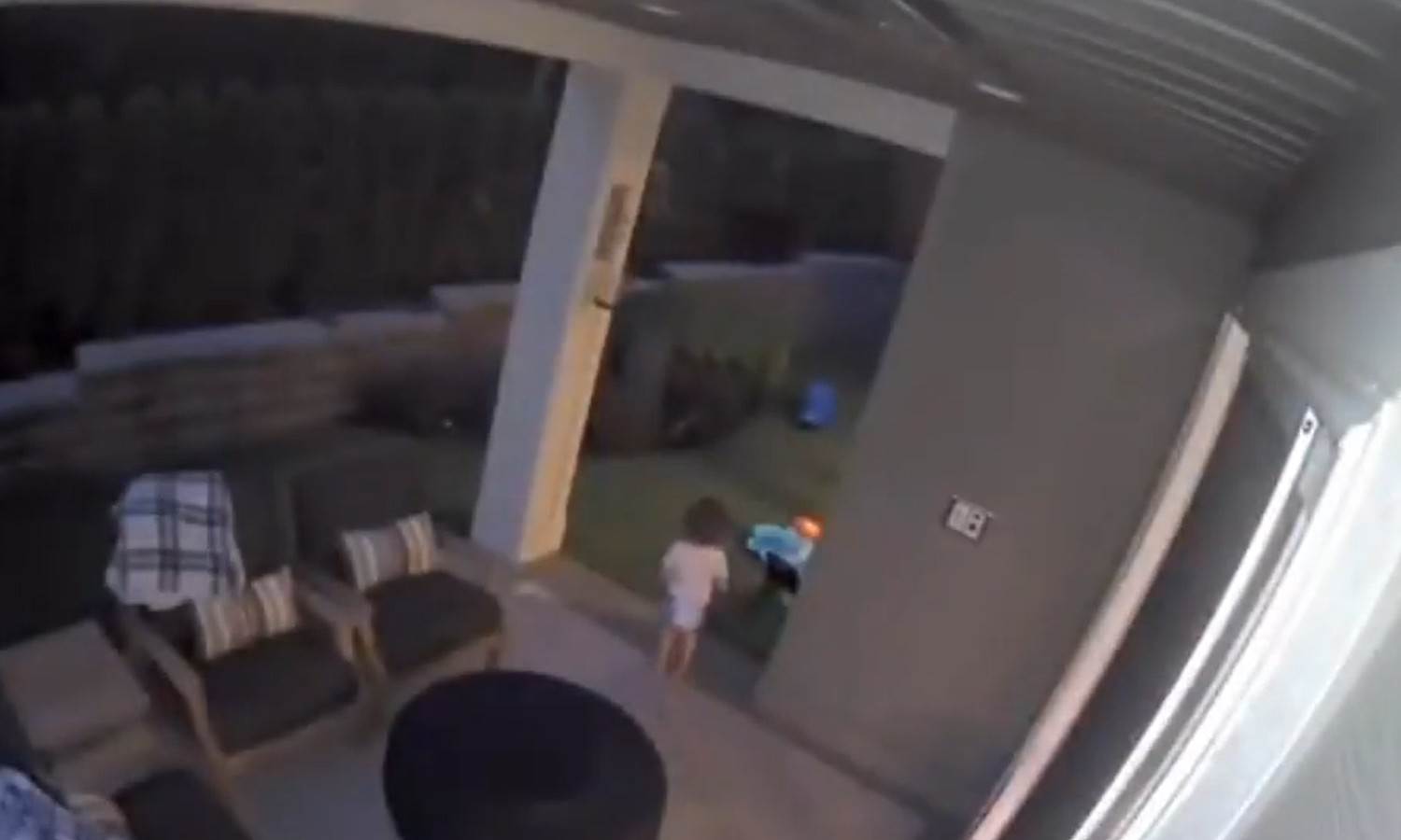Bebé corre para abrazar a un oso