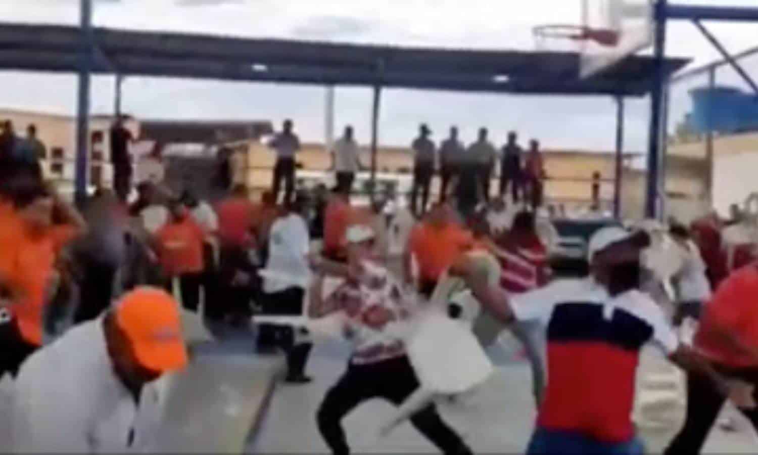 Chavistas revientan a sillazos evento de Juan Guaidó