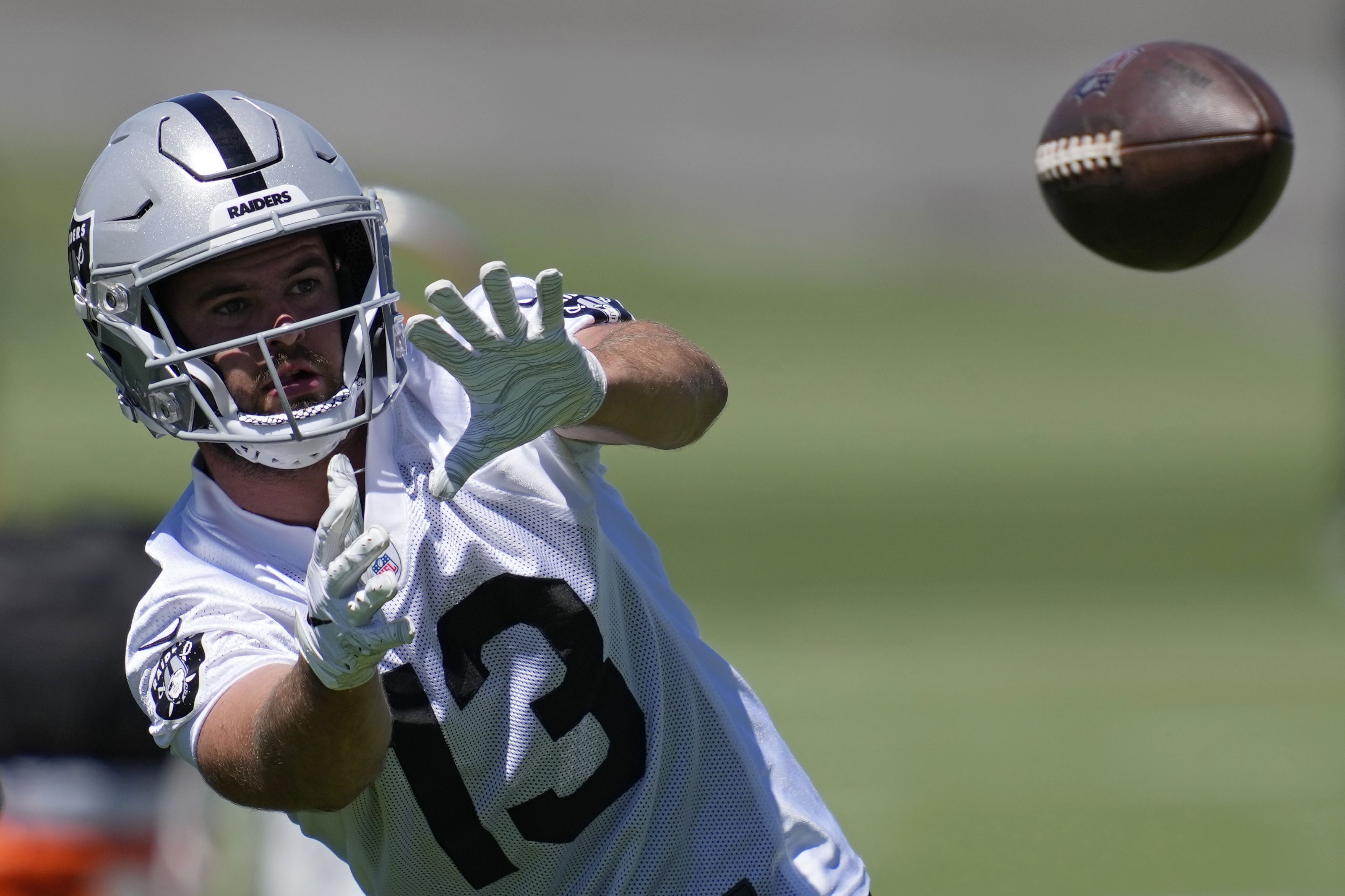 Raiders extienden contrato de Renfrow por 2 años