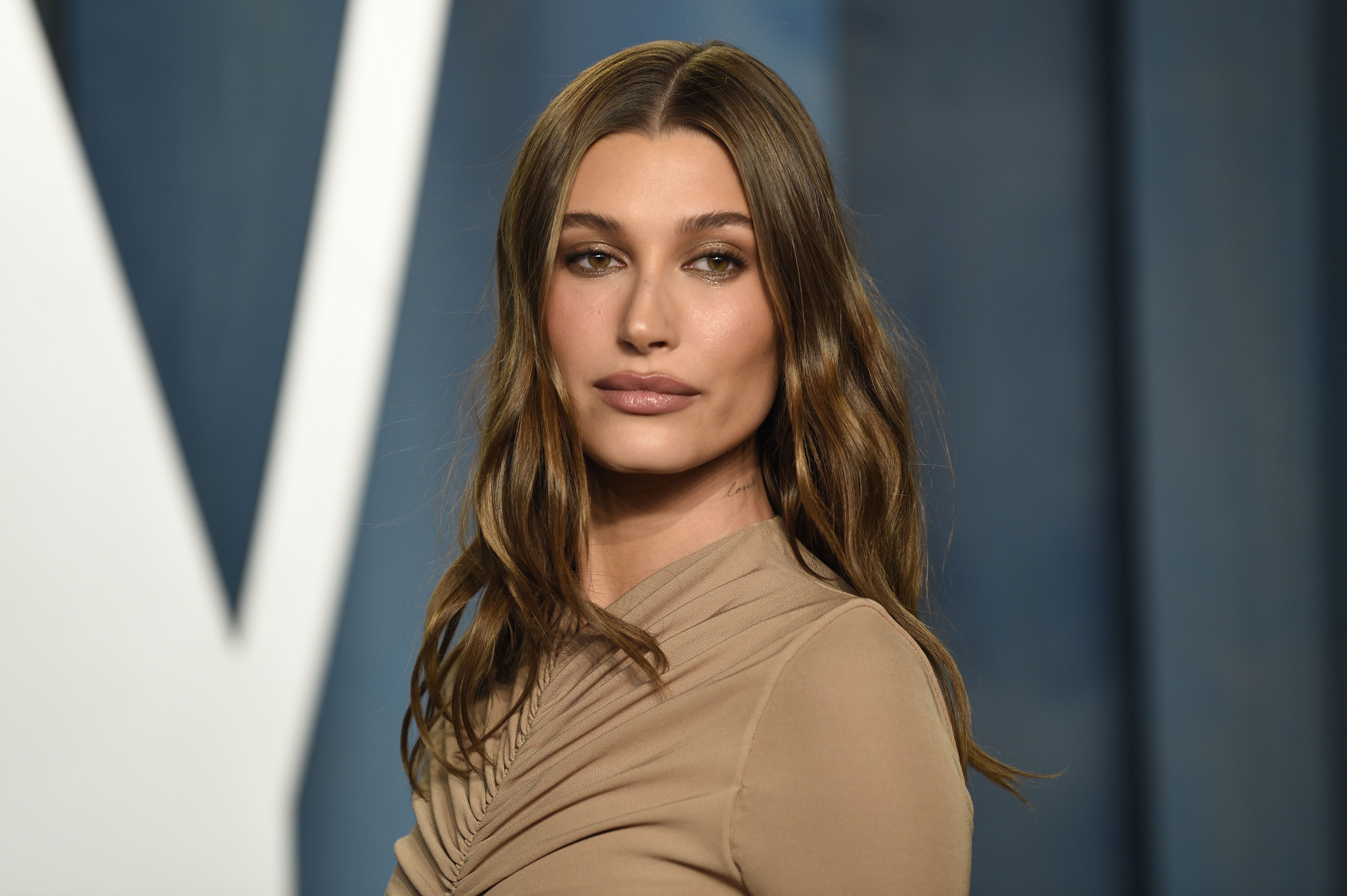Hailey Bieber es demandada por nombre de marca