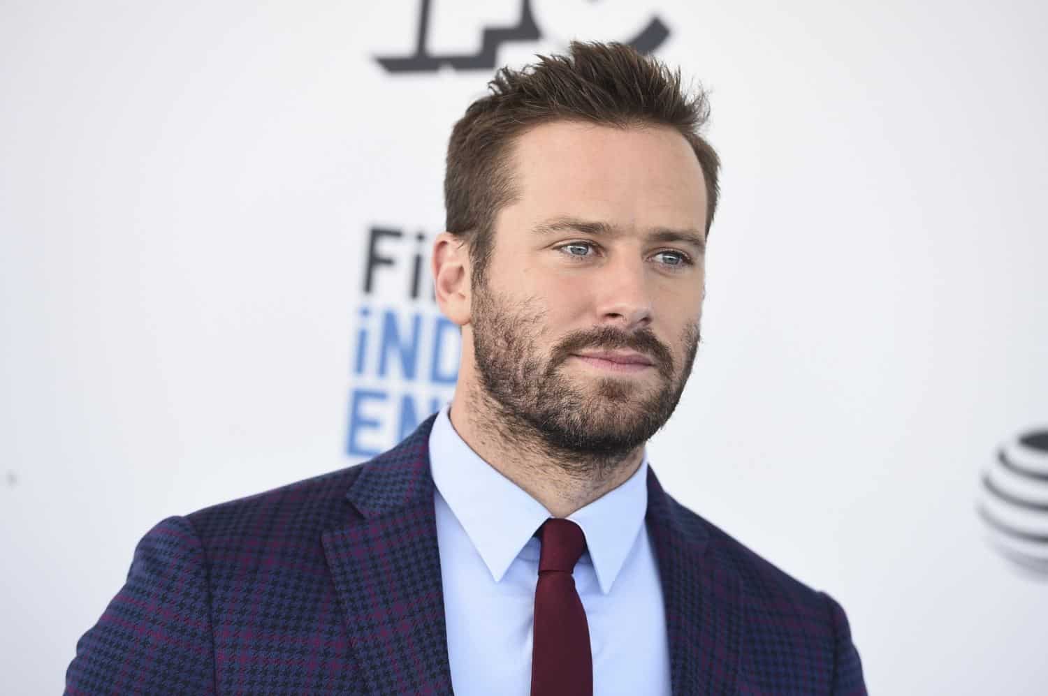 ¡En bancarrota! Armie Hammer sí trabaja en un hotel