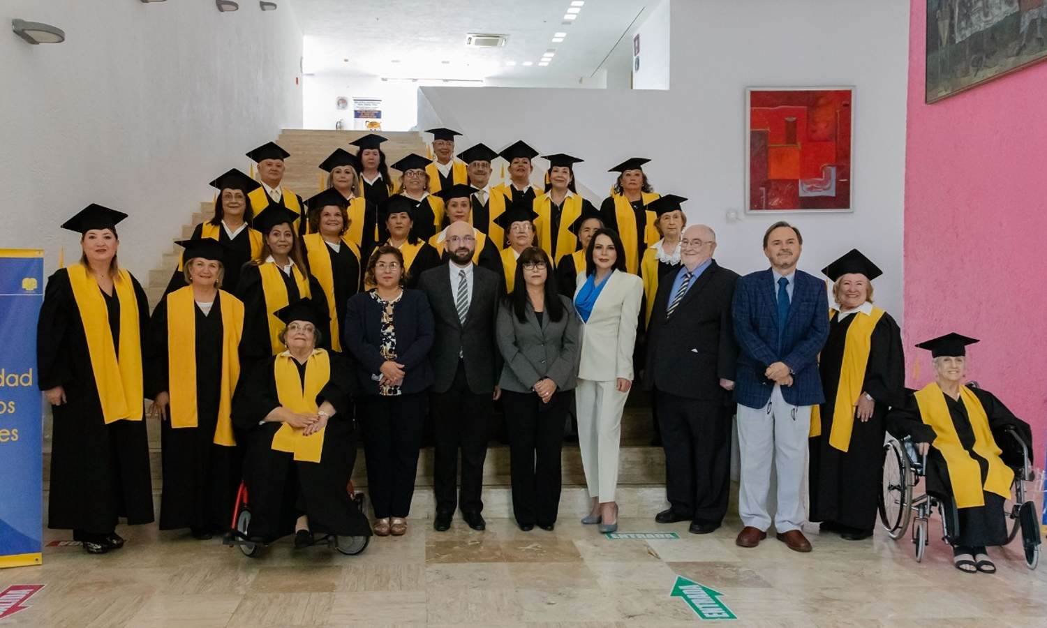 Se gradúan adultos mayores de la UANL