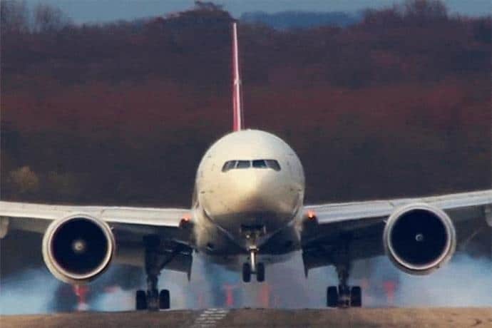 Avión aterriza de emergencia por intento de suicidio