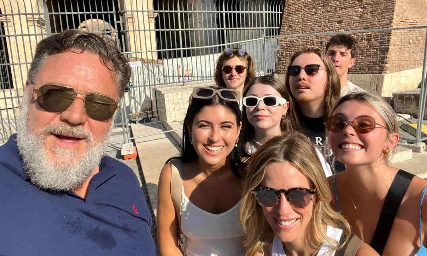 Russell Crowe posa en 'su antigua oficina'