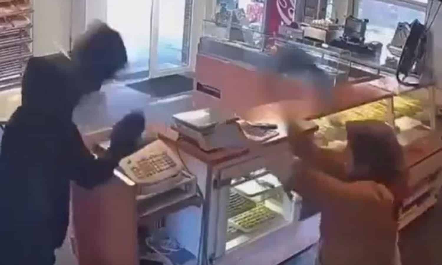 Abuelita enfrenta a ladrón con un ¡trapo!