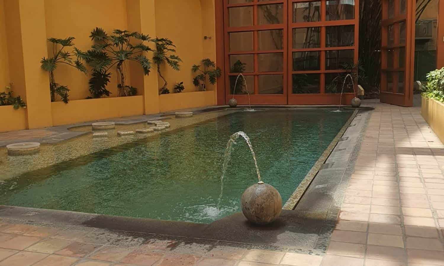Sancionan a hotel por regar jardines con agua potable