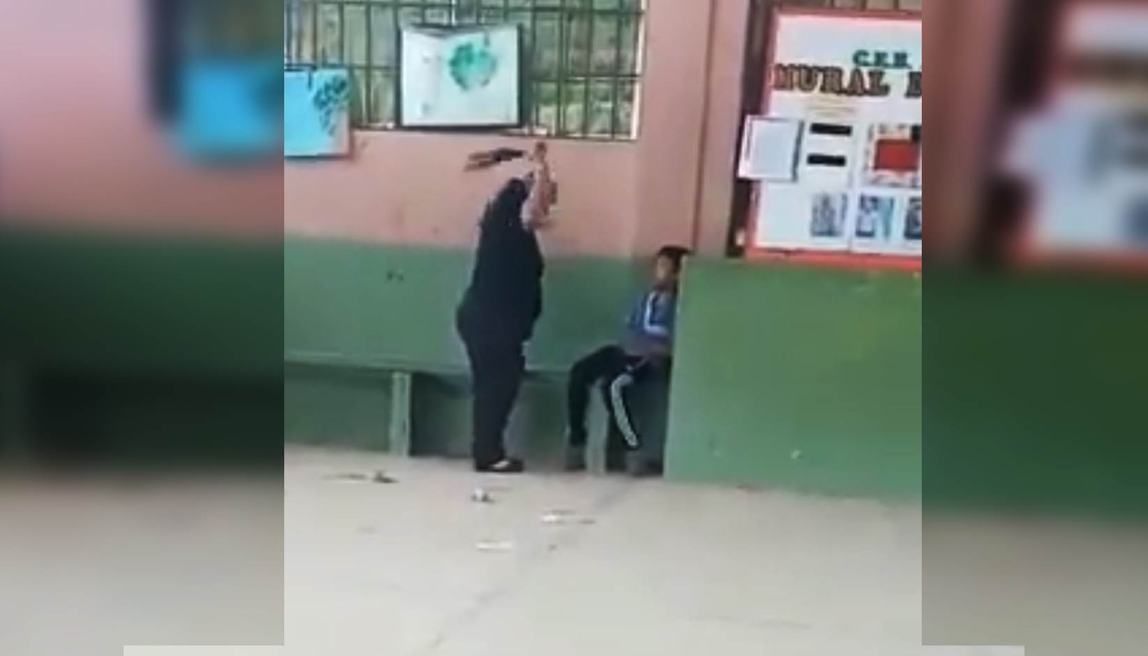 Graban a maestra golpeando niño de primaria con arma blanca