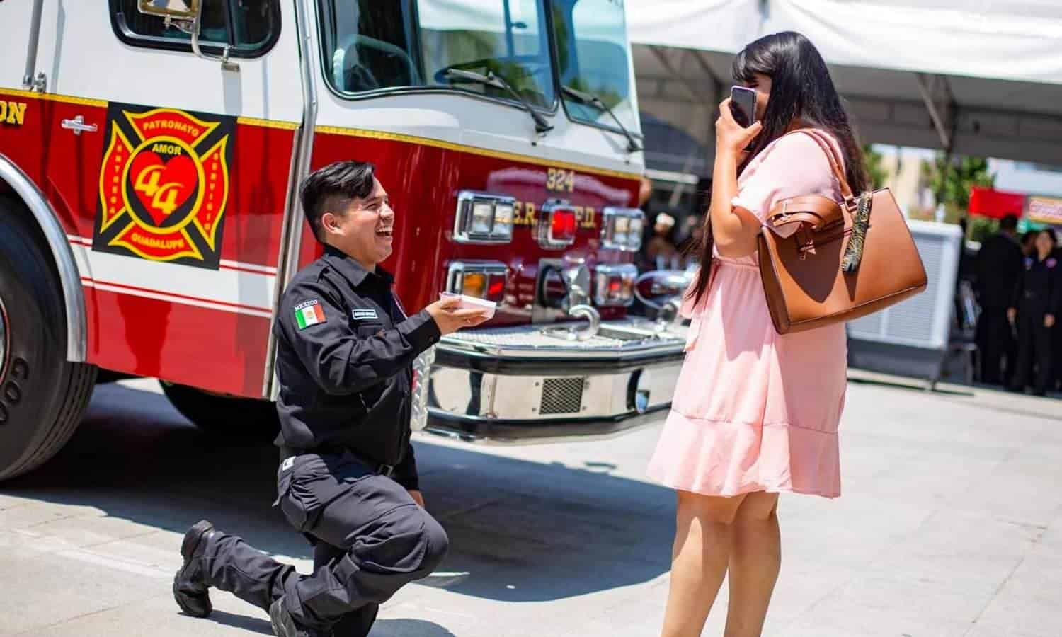 ¡Dijo que sí! Bombero pide matrimonio en su día festivo