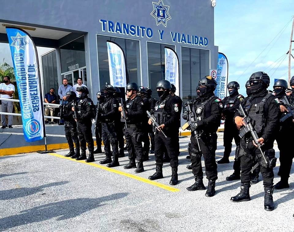 Realiza Cadereyta entrega de becas a elementos de seguridad