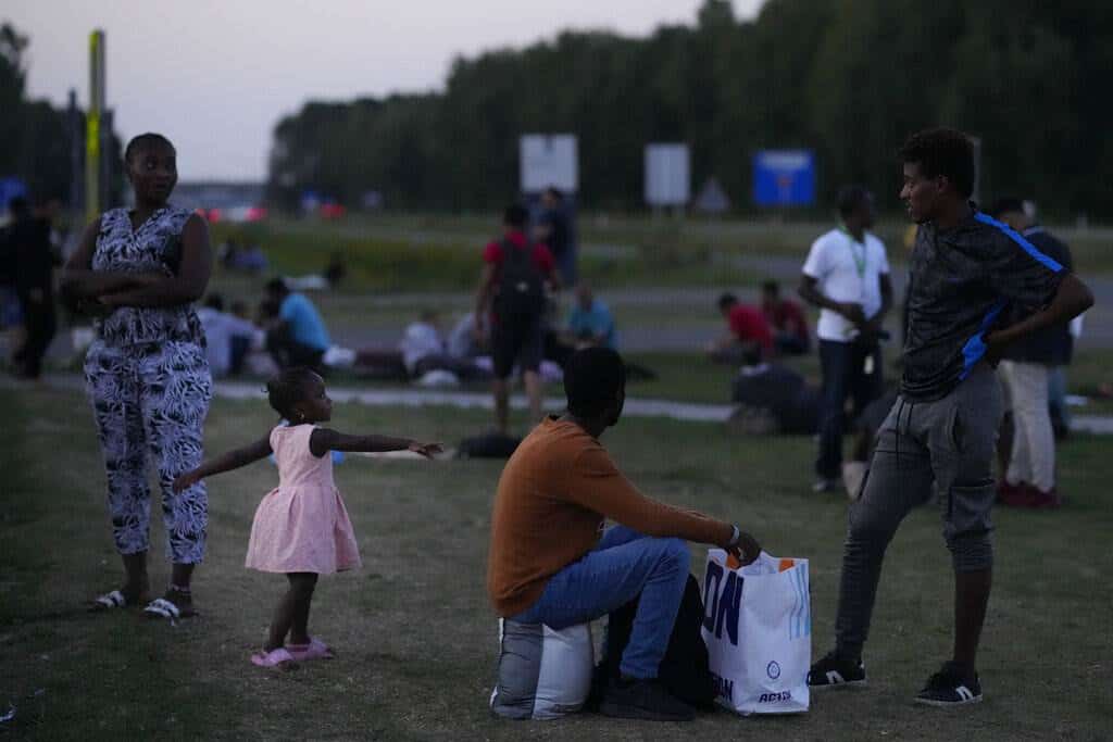 Saca Holanda a 400 migrantes de campamento precario