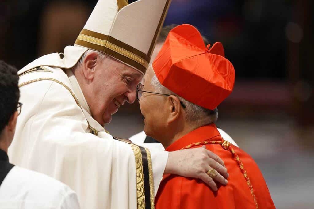 Expande Papa Francisco filas para cardenales en el cónclave