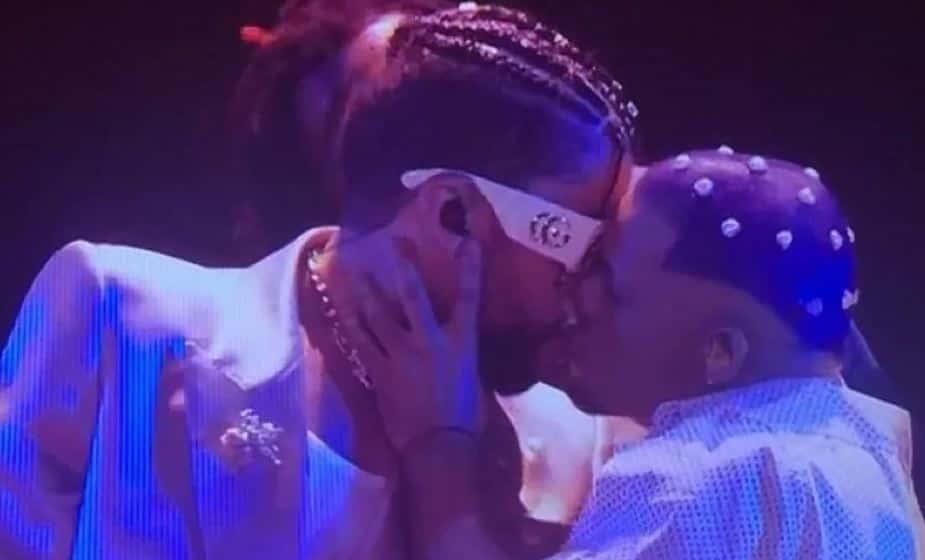 Sorprende Bad Bunny al besar a bailarín en MTV VMAs 2022