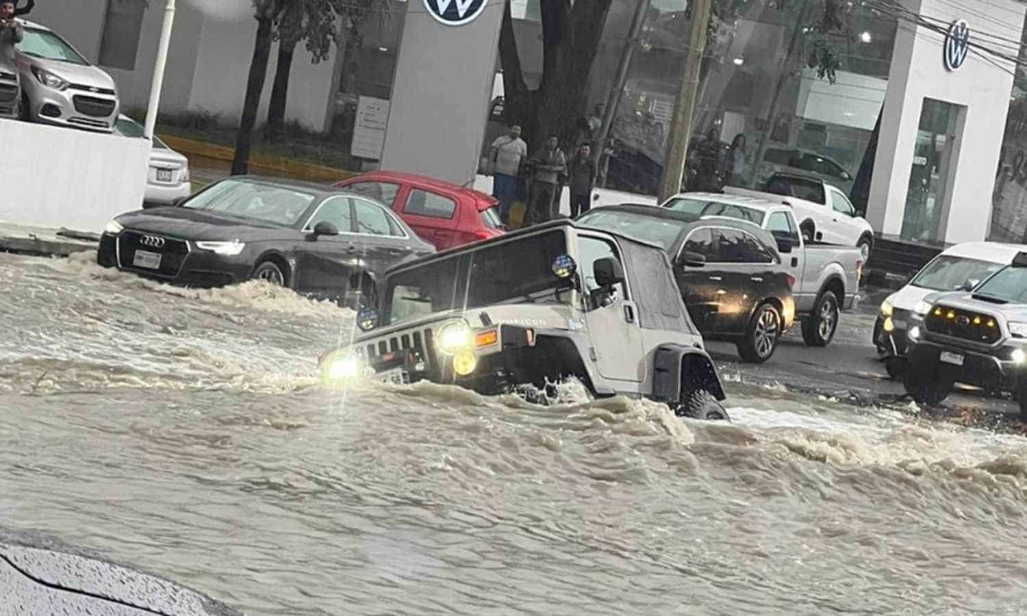 Corriente arrastra Jeep en San Pedro