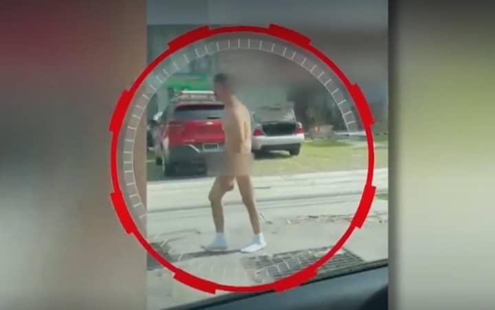 Captan a hombre caminando desnudo por la ciclovía en Zapopan