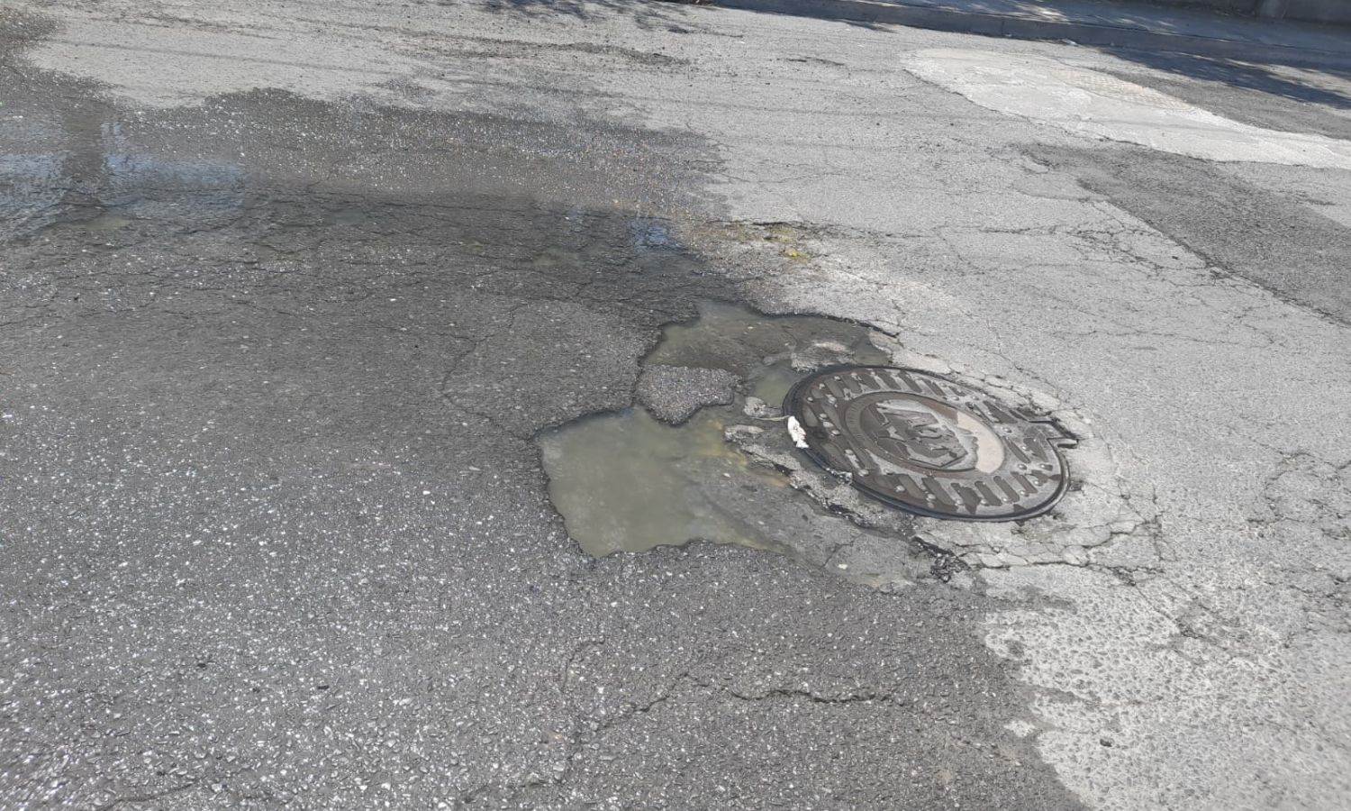 Alcantarilla se desborda en la colonia Acero